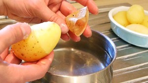 Как быстро почистить картофель