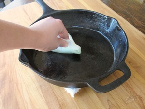 Как прокалить сковороду на огне