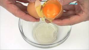 Разделить яйцо на желток и белок