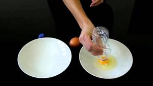 Как отделить желток от белка из яйца с помощью пластиковой бутылки