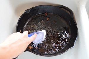 Как очистить сковороду от жира