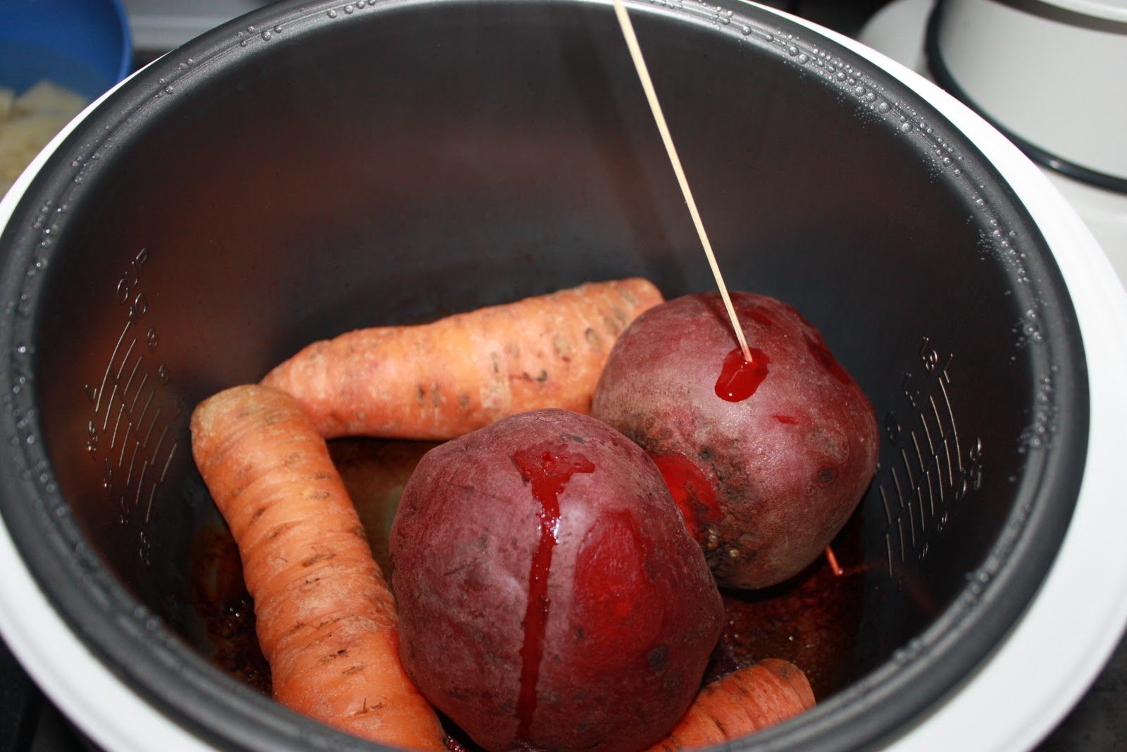 Овощи нужно варить. Вареные овощи в кастрюле. Свекла варится. Отваривание овощей для винегрета.