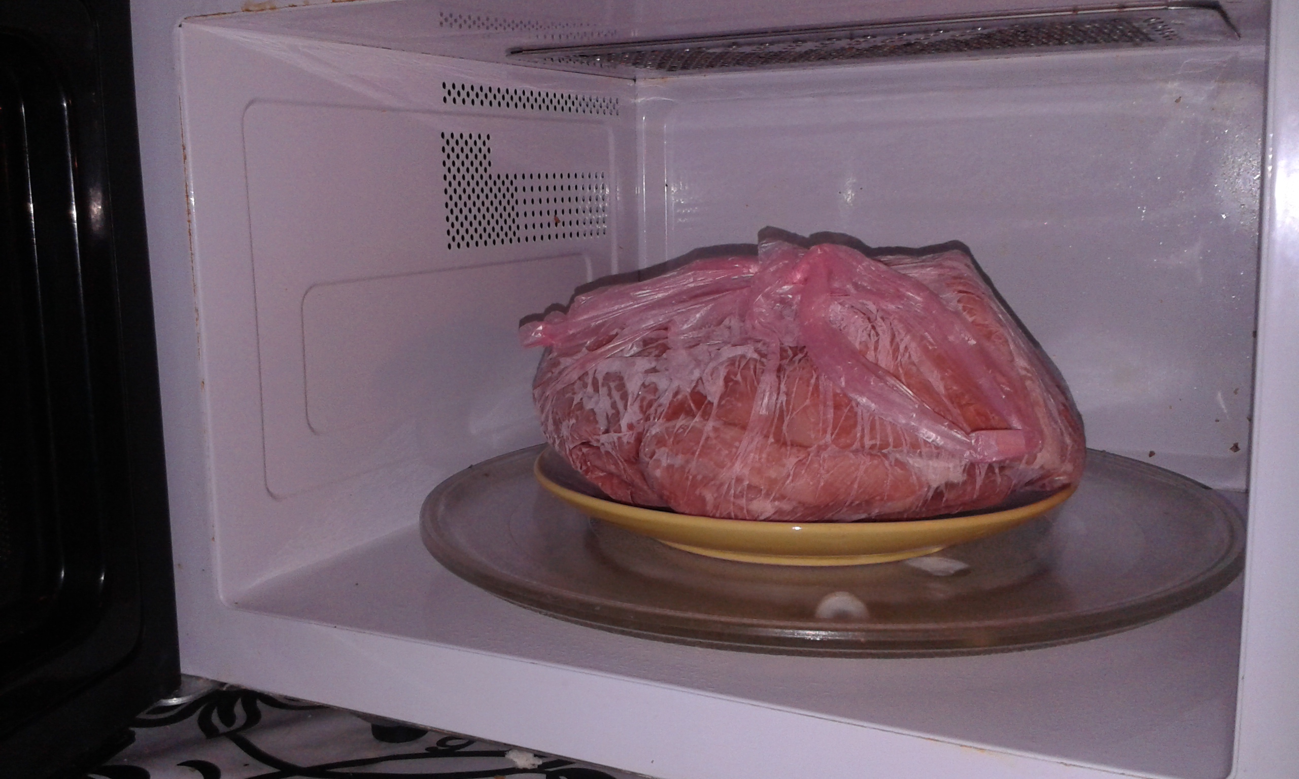 Можно размораживать мясо в микроволновке. Размораживайте мясо в микроволновке. Оттаивание мороженого мяса.