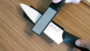 Применение специальных брусков для заточки керамических ножей