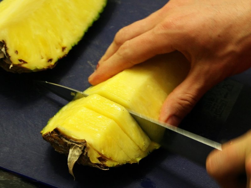 Как легко и просто чистить ананас