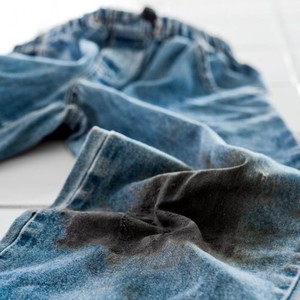 Чем отстирать машинное масло с одежды: тосоть на одежде