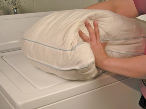 Как правильно стирать подушек