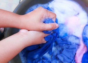 Как руками стирать полиэстер