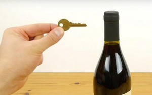 Открываем бутылку с помощью ключа