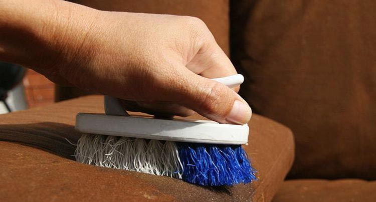 Очистить диван в домашних условиях от пятен и разводов
