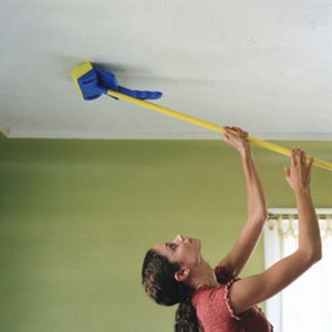 Особенности мытья потолка