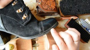 Как чистить обувь от соли