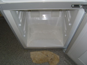 Почему под холодильником появляется вода индезит