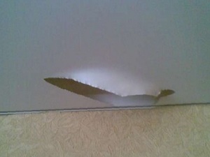Как убрать дырку в потолке