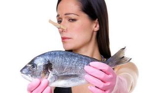 Почему рыба так неприятно пахнет?
