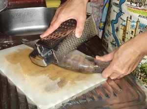Почистить рыбу от чешуи можно теркой