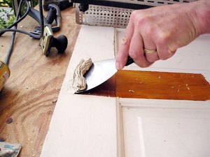 Как можно снять краску с деревянной поверхности