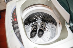 Можно ли стирать кроссовки в машинке