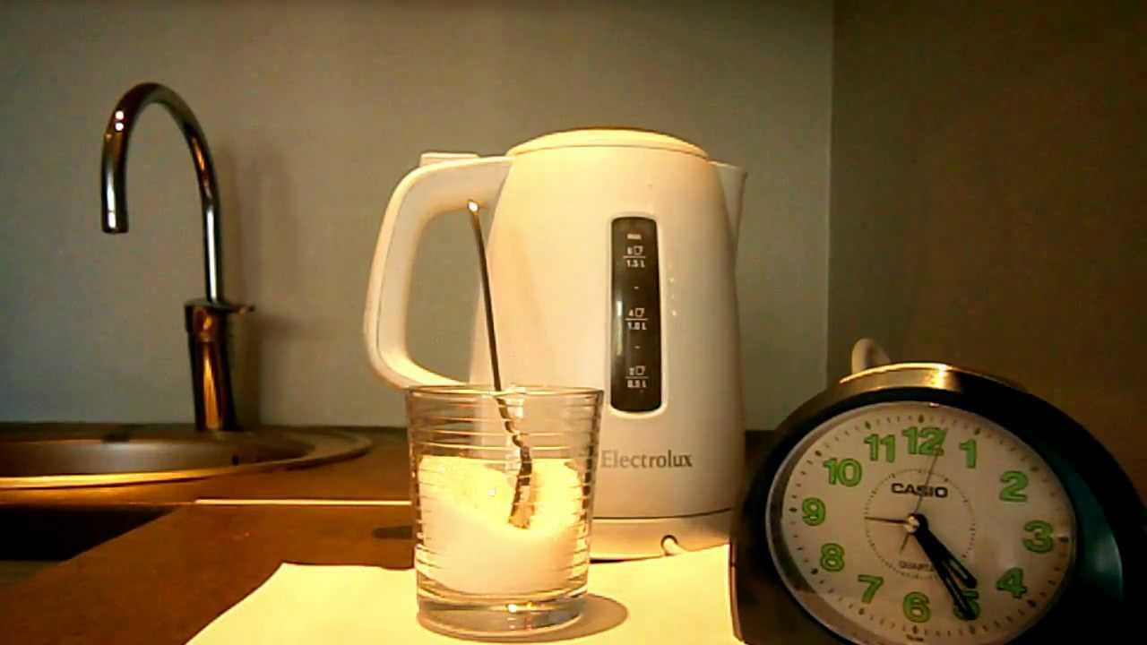 Как отмыть чайник от жира. Грязный электрический чайник. Накипь в чайнике. Чайник сода. Очистить пластиковый чайник от жира.