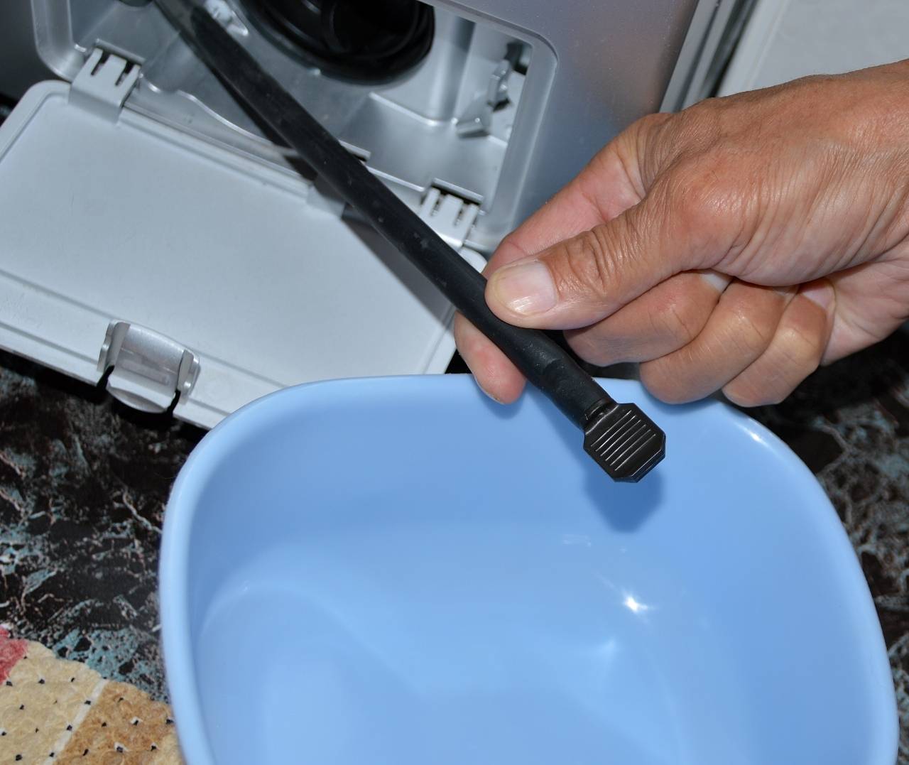 Как почистить насос и сливной шланг у стиральной машины - Uborka.co