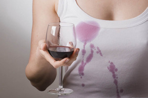 Красное вино на белой ткани