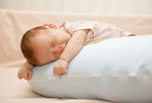 Как приучить ребенка к подушке