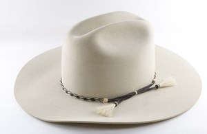 Чистка и восстановление внешнего вида шляпы