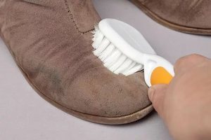 Как почистить замшевую обувь правильно