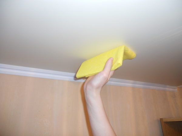  помыть натяжной потолок в домашних условиях: советы - Uborka.co