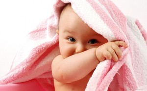 Ребенок и полотенце