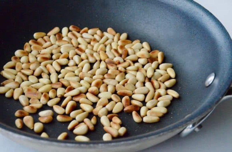 Чистить кедровые орешки на сковородке
