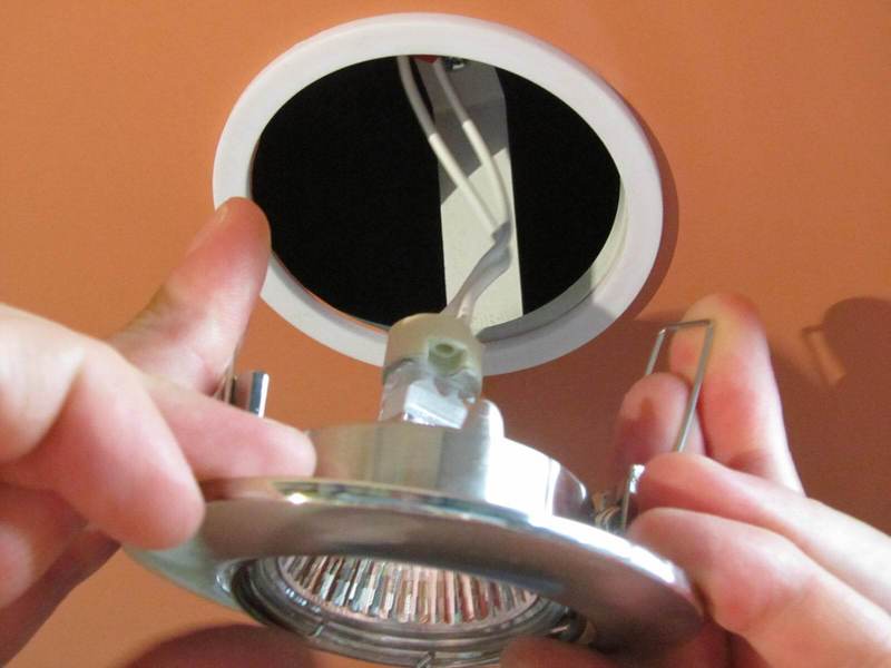 Как поменять галогеновую лампочку в подвесном потолке 