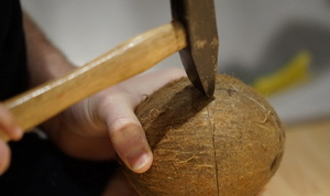 Открыть кокос молотком